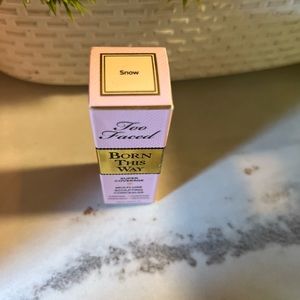 Too faced Snow shade concealer
